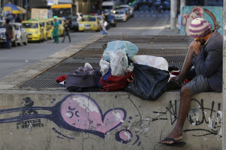 População vulnerável em situação de rua durante período de frio intenso.