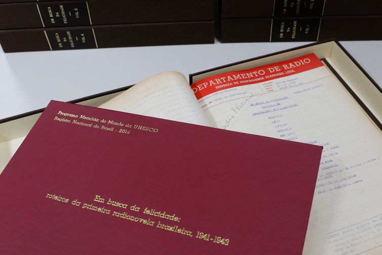 Restauração dos roteiros originais da rádionovela Em Busca da Felicidade, da Rádio Nacional