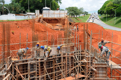 Obras de viadutos do Setor Policial Sul já foram 45% executadas