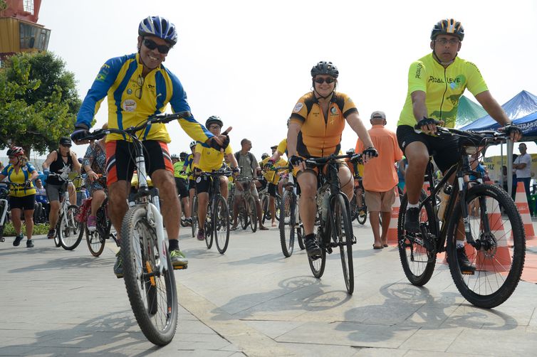 Passeio de bicicleta Pedal da Paz, no centro do Rio, tem como objetivo chamar atenção para a convivência pacífica entre pedestres, ciclistas e motoristas. 