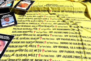 Rio de Janeiro (RJ), 17/08/2023 - O movimento de familiares de vítimas de violência policial do estado do Rio de Janeiro faz ato, em frente ao Palácio Guanabara, para protestar contra as operações letais que ocasionaram mais de 100 vítimas no ano de 2023, nas favelas e periferias do Rio. Foto:Tânia Rêgo/Agência Brasil