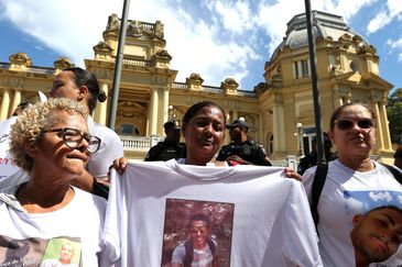 Rio de Janeiro (RJ), 17/08/2023 - O movimento de familiares de vítimas de violência policial do estado do Rio de Janeiro faz ato, em frente ao Palácio Guanabara, para protestar contra as operações letais que ocasionaram mais de 100 vítimas no ano de 2023, nas favelas e periferias do Rio. Foto:Tânia Rêgo/Agência Brasil