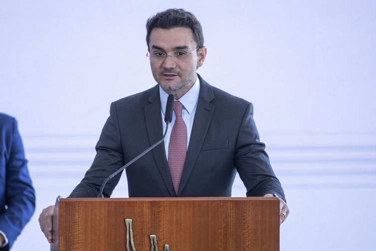 Brasília (DF) 03/08/2023 - O novo Ministro do Turismo, Celso Sabino discursa na cerimônia de sua posse nesta quinta feira, no Palácio do Planalto.
Foto: Joédson Alves/Agência Brasil
