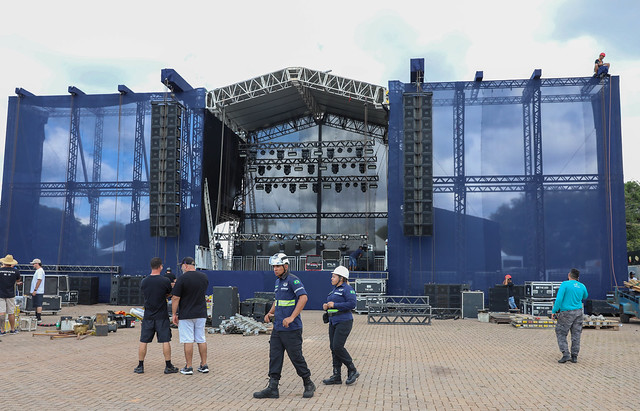 19/03/2025 - Praça da Bíblia, em Ceilândia, recebe estrutura de evento que terá transmissão do jogo do Brasil