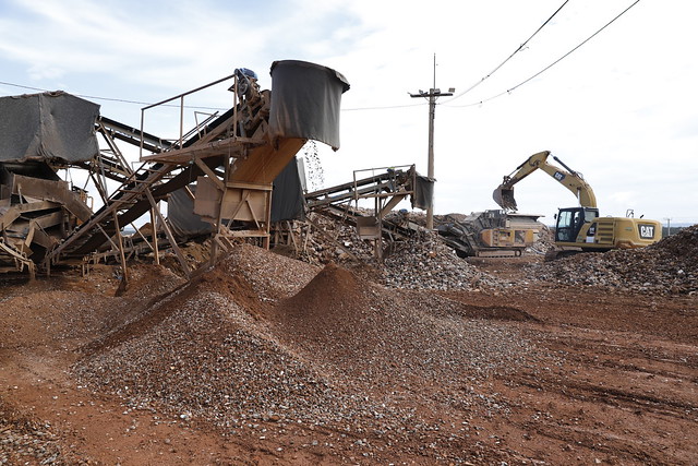 30/03/2025 - Entulhos reciclados são reaproveitados em obras públicas e conservação de vias não pavimentadas