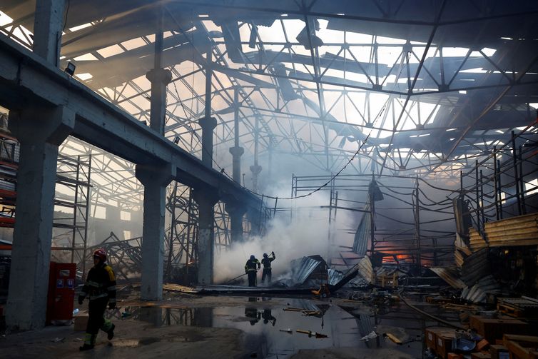Ucrânia. 29/12/2023 Ucrânia relata um dos maiores ataques de mísseis da Rússia na guerra; 31 pessoas morreram.Ataque russo com mísseis em Kiev
Foto: Reuters/Valentyn Ogirenko/Proibida reprodução